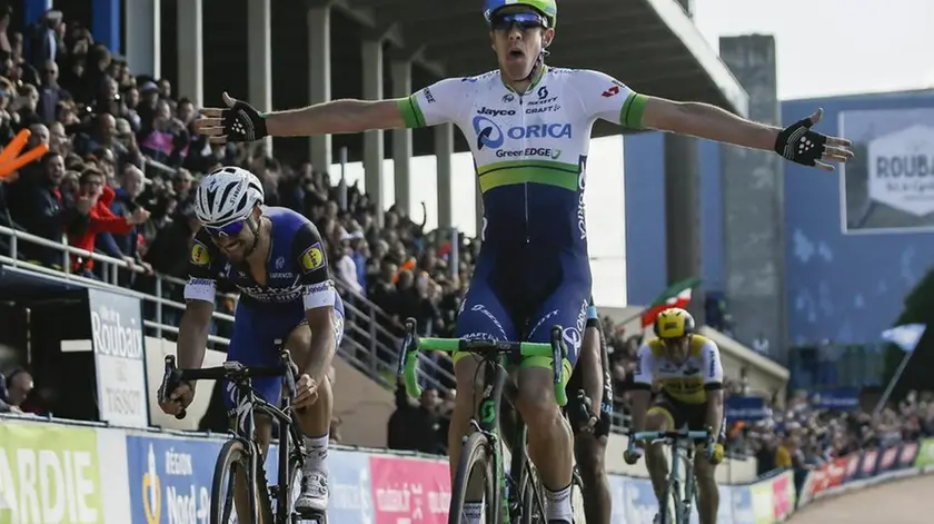 epaselect epa05252862 Orica GrennEdge team rider Mathew Hayman of Australia celebrates winning the 114th Paris Roubaix cycling race, in Roubaix, France, 10 April 2016. EPA/ETIENNE LAURENT