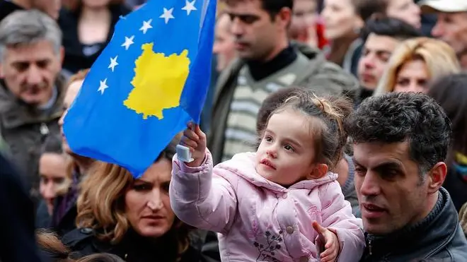 epa03588380 Ethnic Albanians celebrate during a ceremony to mark the 5th anniversary of Kosovo's independence in Pristina, Kosovo, 17 February 2013. The government of Kosovo lists 96 countries that have recognized the country as the Republic of Kosovo. EPA/VALDRIN XHEMAJ