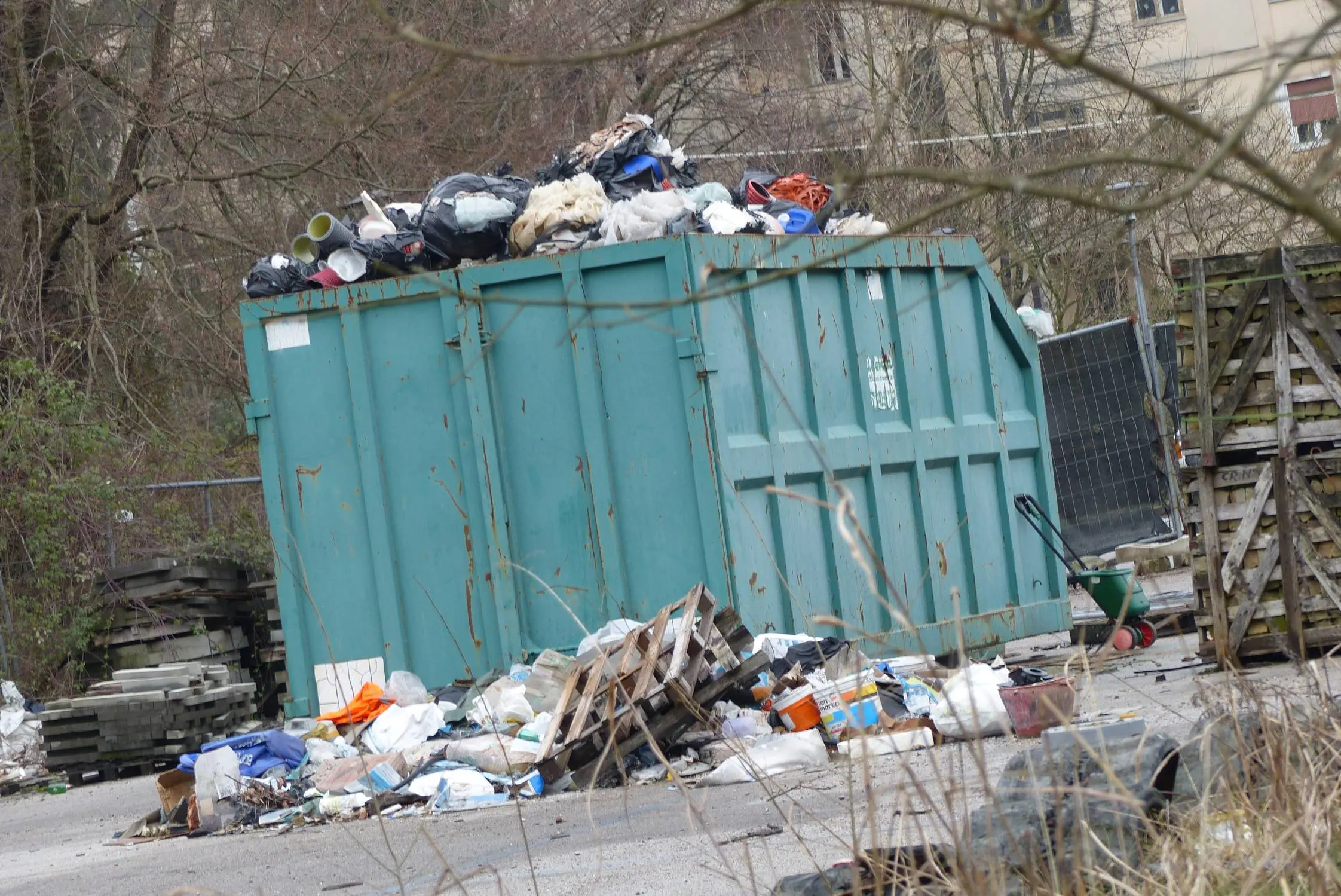 la discarica nel parcheggio di via Giustiniani (Marega)