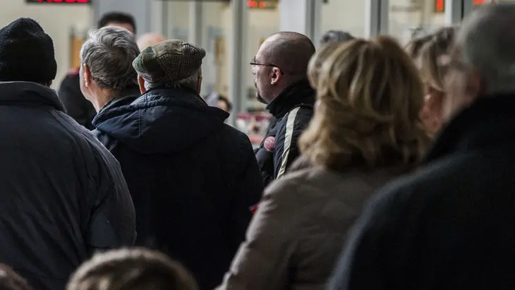 15/01/2014 Roma, Code allo sportello AMA per il saldo del conguaglio della tassa TARES e TASI. Nella foto l'affollamento dell'ufficio AMA di via Capo d'Africa