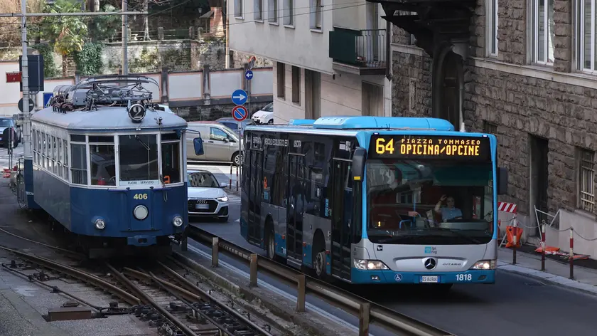 Il bus della linea 64 sulla salita di via Commerciale. Andrea Lasorte