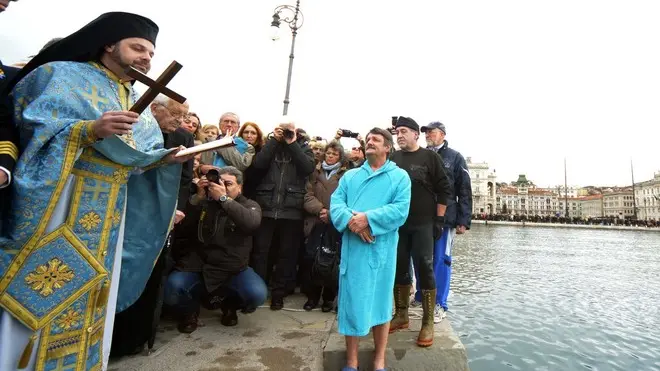 Foto Bruni 06.01.14 L'archimandrita Greco-Ortodosso e la cerimonia su Molo Audace del lancio della croce