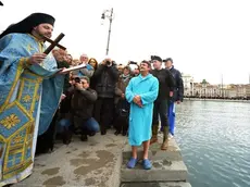 Foto Bruni 06.01.14 L'archimandrita Greco-Ortodosso e la cerimonia su Molo Audace del lancio della croce