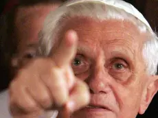 20070224 - CITTA' DEL VATICANO - POL: PAPA: NO A EUGENISMO, EUTANASIA, ABORTO, CONVIVENZE. Il Papa Benedetto XVI in una recente immagine d'archivio. L'''eugenismo'' con la corsa al ''figlio perfetto'' e le ''diagnosi tendenti ad assicurarne la selezione'' insieme alle ''leggi per legalizzare l'eutanasia'' sono per il Papa gli ''attacchi alla vita'' piu' diffusi nei Paesi ''piu' sviluppati'', insieme con le ''spinte per la legalizzazione di convivenze alternative al matrimonio e chiuse alla procreazione naturale''. In quelli meno progrediti si registra, invece, ''il ricorso alla liberalizzazione di nuove forme di aborto chimico, sotto il pretesto della salute riproduttiva''. La condanna di Benedetto XVI e' giunta oggi durante una udienza alla Pontificia Accademia per la vita. PATRICK HERZOG / ARCHIVIO / ANSA/ li