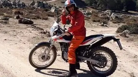 Antonella Colombis in sella a una moto nell’immagine tratta dal suo profilo social