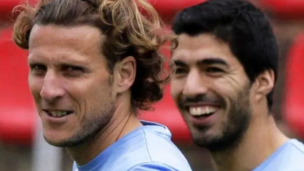 epa04251627 Uruguayan national soccer team strikers Luis Suarez (R) and Diego Forlan (L) attend their team's training session at Arena do Yacare stadium in Sete Lagoas, Brazil, 12 June 2014. Team Uruguay prepares for the FIFA World Cup 2014 taking place in Brazil from 12 June to 13 July 2014. EPA/LAVANDEIRA JR.