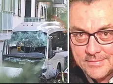 A sinistra l'autobus ncastrato nel cortile del condominio, il vetro anteriore in frantumi. Foto Bumbaca. A destra David Braida