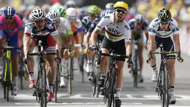 epa03292733 Sky procycling team rider Marc Cavendish (C) of Britain, next to Orica Greenedge procycling team rider Matthew Harley Goss of Australia (R) and Lotto-Belisol procycling team rider Andre Greipel of Germany (L), celebrates winning the second stage of the Tour de France 2012 cycling race between Vise and Tournai, Belgium, 02 July 2012. EPA/GUILLAUME HORCAJUELO