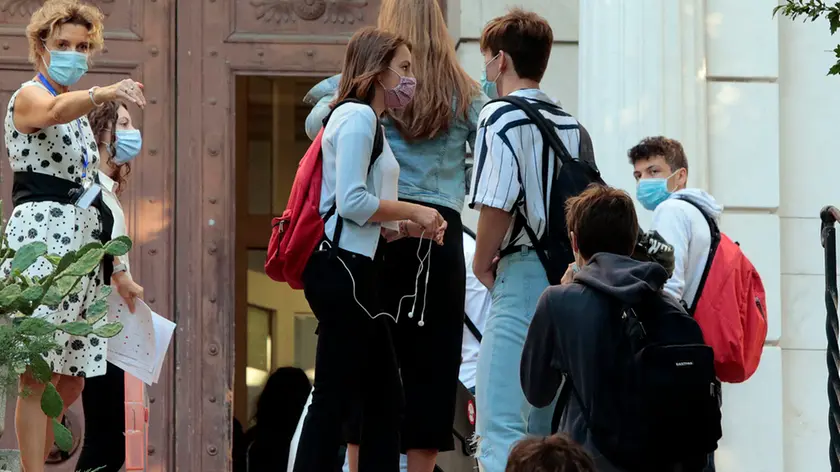 Allo scientifico la dirigente fa entrare uno a uno i ragazzi. (Foto Silvano)