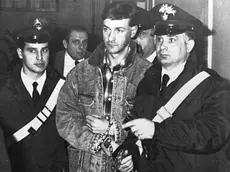 Filippo De Cristofaro, il killer del catamarano, nell’arresto del 1988 in Tunisi (Ansa)