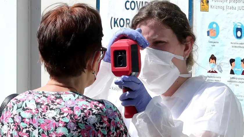 Una donna si fa misurare la temperatura