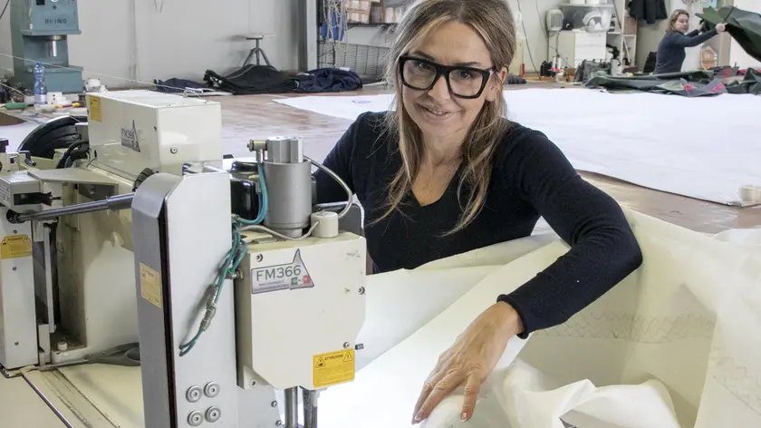 Paola Vian mentre cuce una vela Foto Bonaventura
