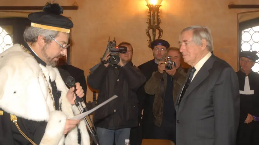 La consegna della laurea honoris causa in Relazioni Pubbliche a Volcic nel 2006 (Foto Bumbaca)