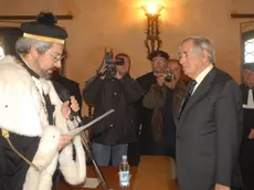 La consegna della laurea honoris causa in Relazioni Pubbliche a Volcic nel 2006 (Foto Bumbaca)