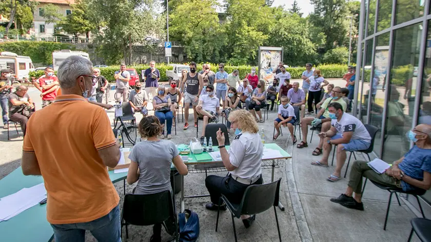 Un momento dell’asta del Comune a Monfalcone, a colpi di rilanci