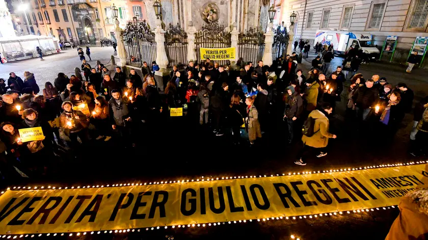 Candele e striscione a Napoli in memoria di Giulio Regeni, l'iniziativa di Amnesty International in piazza del Gesu', a quattro anni dall'ultimo Sms mandato dall'Egitto, 25 gennaio 2020. ANSA/CIRO FUSCO