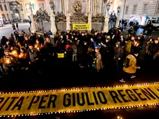 Candele e striscione a Napoli in memoria di Giulio Regeni, l'iniziativa di Amnesty International in piazza del Gesu', a quattro anni dall'ultimo Sms mandato dall'Egitto, 25 gennaio 2020. ANSA/CIRO FUSCO