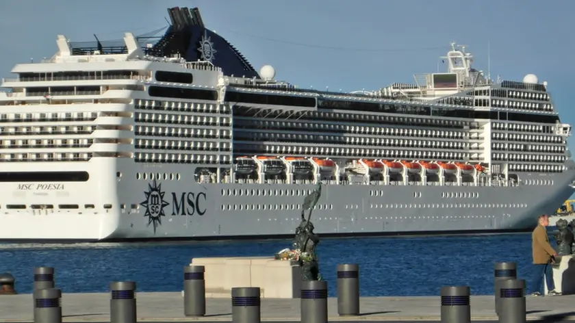 Msc Poesia in manovra davanti a piazza Unità