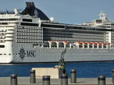 Msc Poesia in manovra davanti a piazza Unità