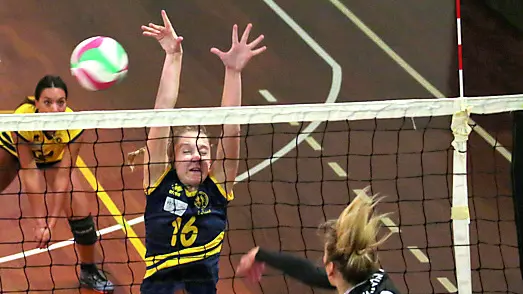 Una partita di pallavolo all’interno della palestra di via della Valle