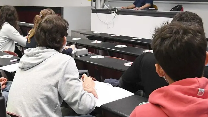 Studenti universitari del Politecnico seguono una lezione in presenza, Milano, 12 aprile 2021. Suona la campanella da questa mattina per quasi 6,6 milioni di alunni sugli 8,5 milioni delle scuole statali e paritarie, otto su dieci. Quasi un milione in più della settimana scorsa, di cui ben 400 mila in Lombardia. ANSA/DANIEL DAL ZENNARO