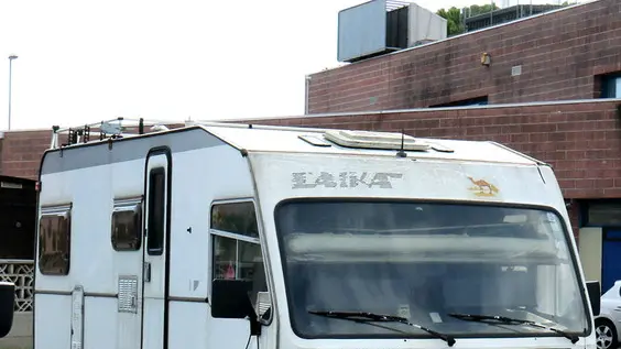 il camper dove alloggia Garimberti parcheggiato da tempo in via Grado a ridosso del centro commerciale La Vela