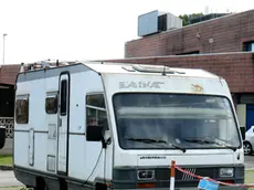 il camper dove alloggia Garimberti parcheggiato da tempo in via Grado a ridosso del centro commerciale La Vela