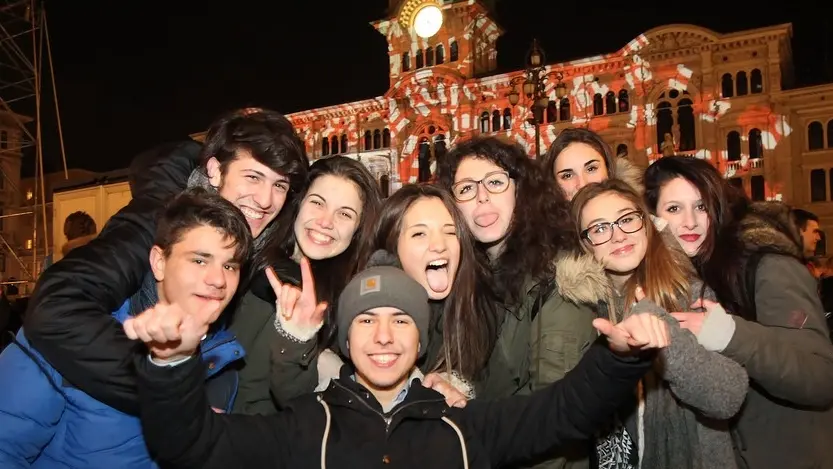 Un gruppo di amici in piazza Unità: era il Capodanno 2015