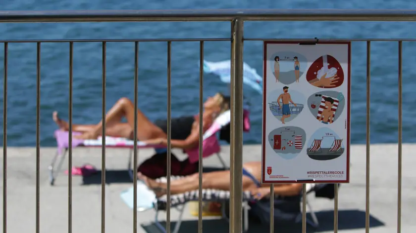 I nuovi cartelli anti-Covid a Barcola (Lasorte)