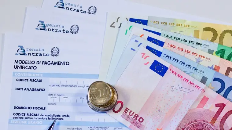 07/12/2012 Imu, tasse sulla casa, euro, moneta, soldi, modello di pagamento unificato, modello unico 740, spesa, crisi finanziaria ed economica.
