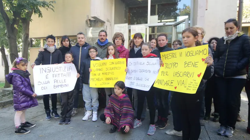 Lasorte Trieste 31/10/16 - Muggia, scuola primaria Zindis protesta genitori contro maestra assenteista