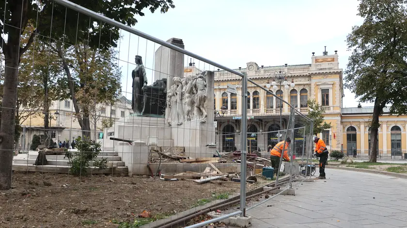 L'area di piazza Libertà davanti alla Stazione con la statua di Sissi recintata e il cantiere in corso Fotoservizio di Andrea Lasorte