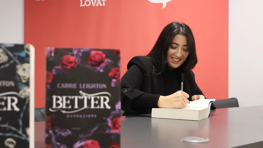 Carrie Leighton firma le copie del suo libro alla Libreria Lovat: in fila per lei decine di giovani fan (Foto Andrea Lasorte)