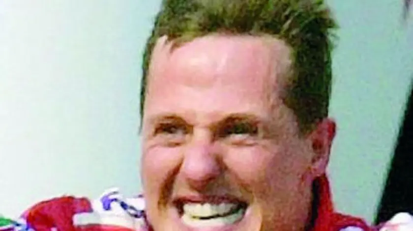 Michael Schumacher esulta dopo la vittoria al gp di Ungheria con il quale si aggiudica il quarto titolo mondiale di formula uno il 19 agosto 2001. ANSA / OLIVER MULTHAUP
