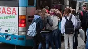 Studenti in coda per salire su un bus