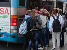 Studenti in coda per salire su un bus