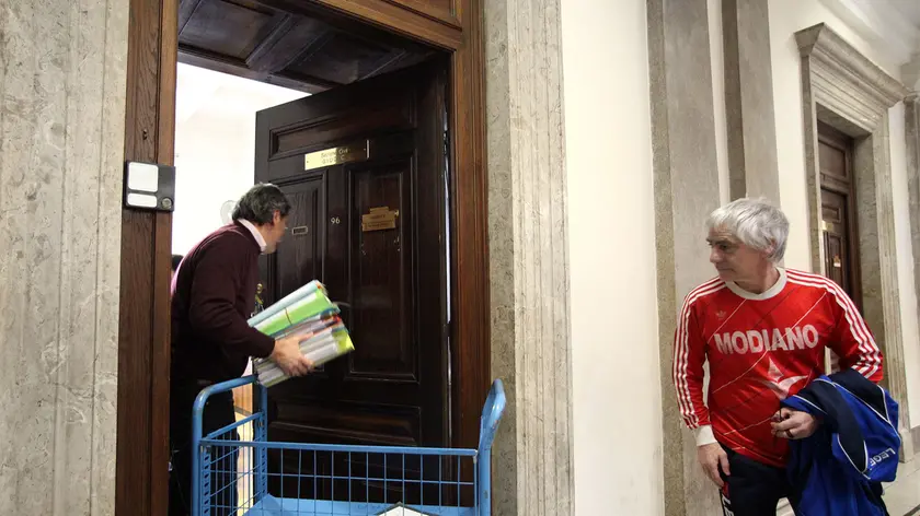 L'attesa di un tifoso alabardato a Palazzo di Giustizia