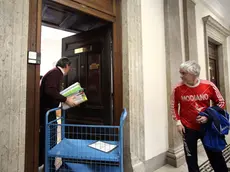 L'attesa di un tifoso alabardato a Palazzo di Giustizia