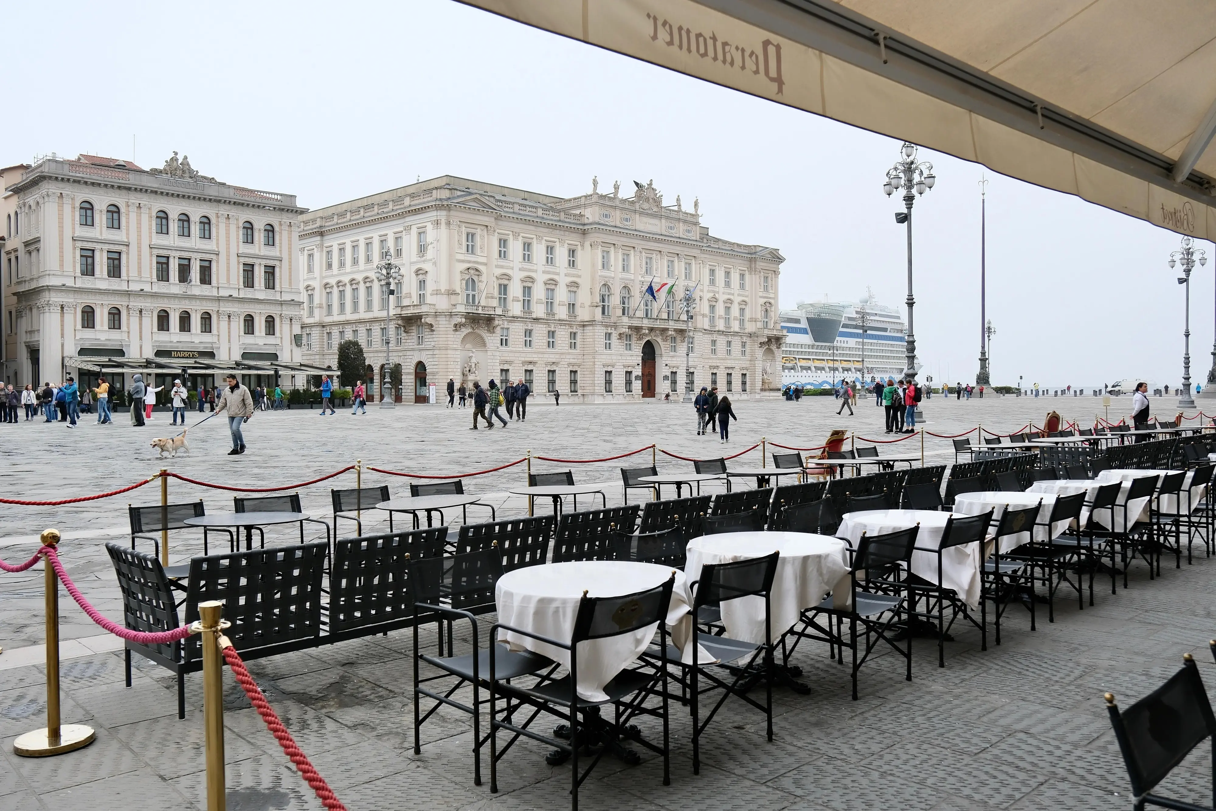Il maltempo ha ampliamente influenzato il lunedì di Pasquetta che nel centro di Trieste è iniziato decisamente in sordina. Il secondo giorno di Mercatino dell'usato in piazza Unità, che ieri aveva resistito per quanto possibile alla pioggia, lunedì è stato annullato, almeno di mattina: rischio precipitazioni troppo elevato. Turisti e triestini hanno comunque potuto contare sul Salone degli Incanti e sul museo Revoltella, con le mostre, rispettivamente di Salgado, Van Gogh e Ligabue, a fare da catalizzatore. Restano aperti gli stand dell'International Street Food in Ponterosso, dove già in mattinata è cominciato un certo via vai mentre in tanti hanno scelto di fare una visita al Parco e al Castello di Miramare. Foto e notizia di Massimo Silvano e Francesco Bercic