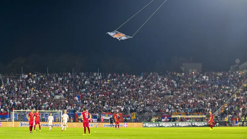 Il drone con la bandiera "Kosovo libero" che aveva scatenato la rissa