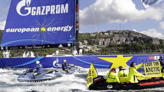 I gommoni di Greenpeace mentre avvicinano la barca Esimit Europa 2 durante la Barcolana, storica regata velica europea, per protestare contro lo sponsor principale della barca, Gazprom, gigante russo dellenergia, Roma, 13 ottobre 2013. ANSA/ UFFICIO STAMPA/ GREENPEACE. .+++ NO SALES, EDITORIAL USE ONLY+++.