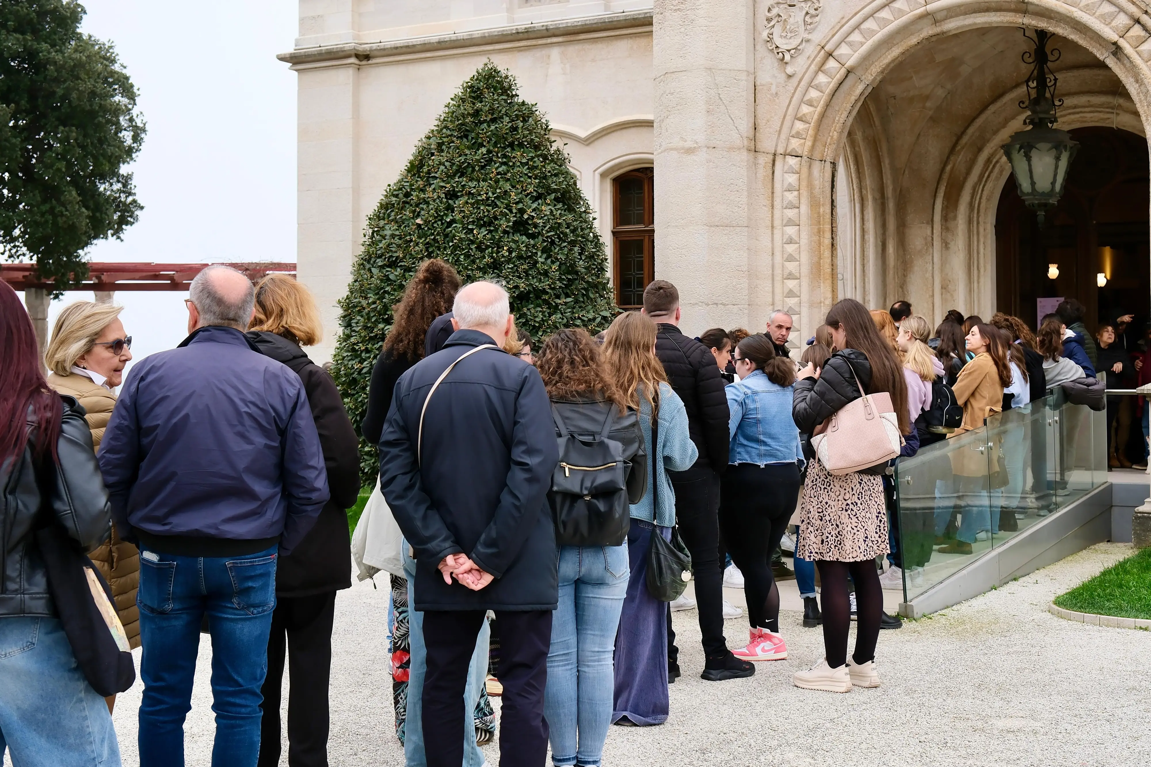 Il maltempo ha ampliamente influenzato il lunedì di Pasquetta che nel centro di Trieste è iniziato decisamente in sordina. Il secondo giorno di Mercatino dell'usato in piazza Unità, che ieri aveva resistito per quanto possibile alla pioggia, lunedì è stato annullato, almeno di mattina: rischio precipitazioni troppo elevato. Turisti e triestini hanno comunque potuto contare sul Salone degli Incanti e sul museo Revoltella, con le mostre, rispettivamente di Salgado, Van Gogh e Ligabue, a fare da catalizzatore. Restano aperti gli stand dell'International Street Food in Ponterosso, dove già in mattinata è cominciato un certo via vai mentre in tanti hanno scelto di fare una visita al Parco e al Castello di Miramare. Foto e notizia di Massimo Silvano e Francesco Bercic