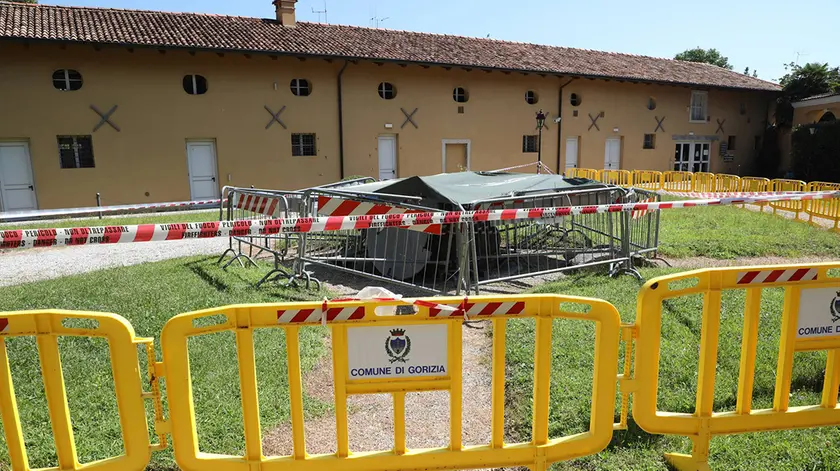 L’area del pozzo nel giardini di palazzo Coronini in cui è precipitato e ha trovato la morte il tredicenne Stefano Borghes