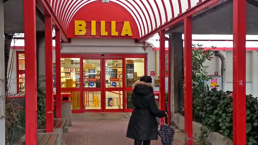 L'ingresso del supermercato Billa in via Locchi (Lasorte)