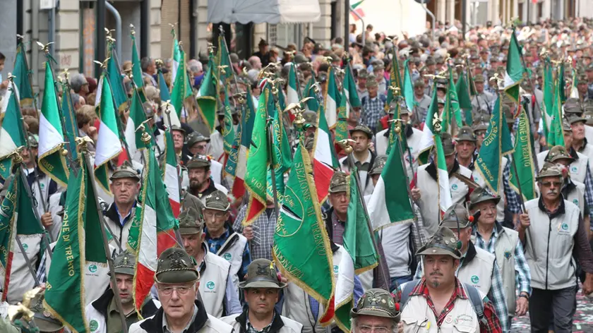 Un momento della sfilata degli alpini a Gorizia