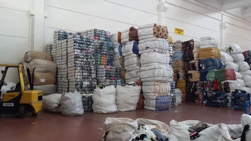 I pacchi di vestiti usati raccolti "per i bisognosi" e invece rivenduti all'estero