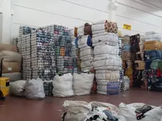 I pacchi di vestiti usati raccolti "per i bisognosi" e invece rivenduti all'estero