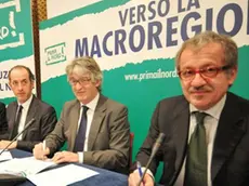 Da sinistra: Roberto Cota, Presidente della regione Piemonte, Luca Zaia, Presidente della regione Veneto, Renzo Tondo, Presidente della regione Friuli Venezia Giulia, e Roberto Maroni, candidato Presidente alla regione Lombardia, firmano l'impegno per la realizzazione della macroregione del Nord, 16 febbraio 2013 a Sirmione (Brescia). ANSA/FOTOLIVE/CLAUDIO MARTINELLI