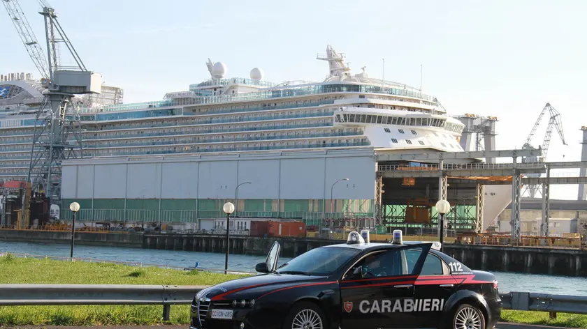 I carabinieri davanti allo stabilimento di Panzano