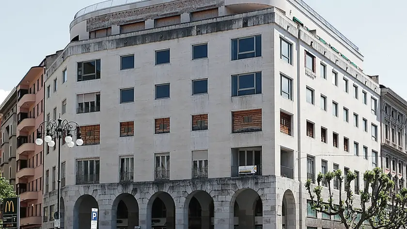 In alto il palazzo ex Ras, nelle foto di Andrea Lasorte come si presenta oggi